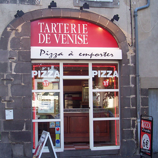 La devanture de notre restaurant de pizza à emporter à Riom